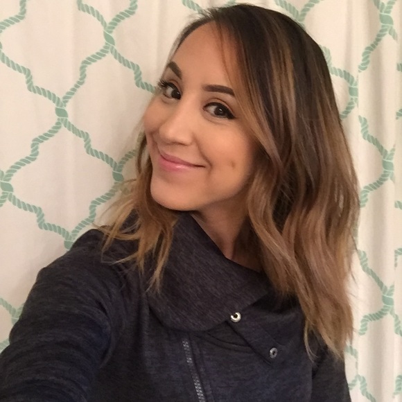 Hi my name is Stephanie, Welcome to my closet ❤️ - Picture 3 of 7